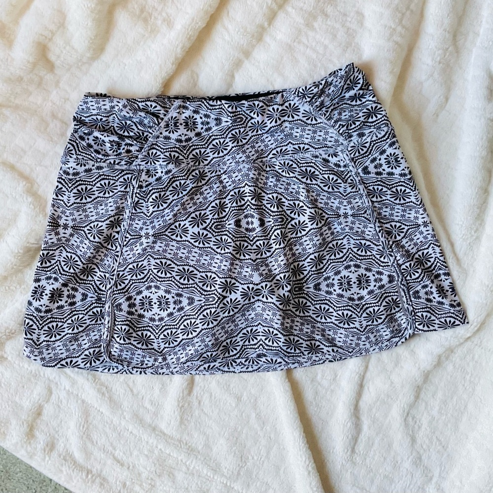 Athleta Black and White skort, Size M, very cute, comfortable, great condition.